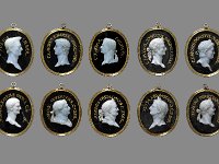 Gla 48-57  Gla 48–57, Potsdam oder Berlin, um 1690, Zehn Caesarenreliefs aus Opalglas, Opalglas, farbloses, schwarz hinterlegtes Glas, Goldschrift, H 8,2 cm; B 6,4–6,8 cm; T 1,2–1,7 cm